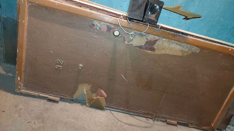 Продаётся железный двери и деревянные выходные Продаётся железный двери и деревянные выходные