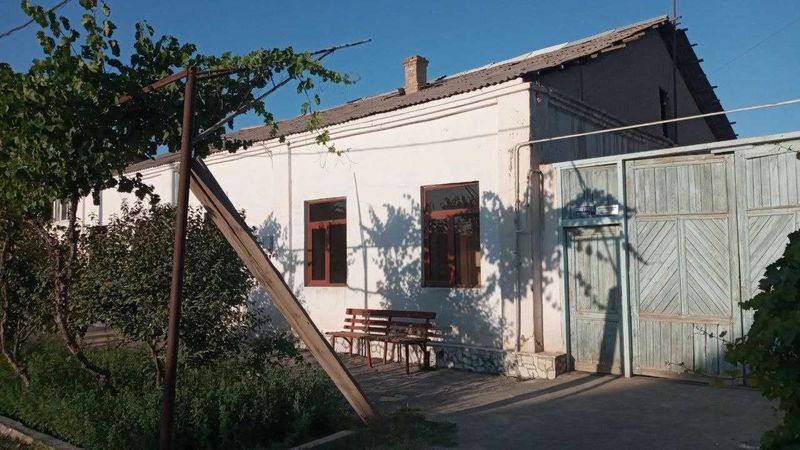 Срочно Кармана тумани марказида ховли сотилади Срочно Кармана тумани марказида ховли сотилади
