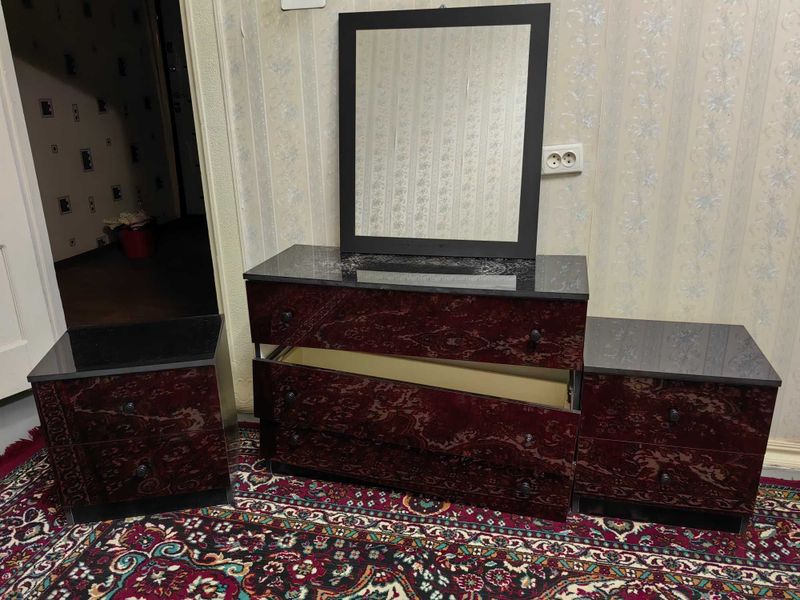 B/u oynali shkafchik va tumbochka sotiladi