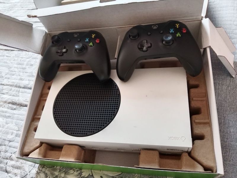 Продам Xbox series S,в отличном состоянии с двумя геймпадом Продам Xbox series S,в отличном состоянии с двумя геймпадом
