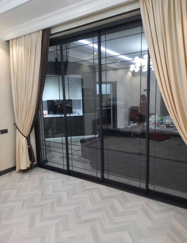 Loft surma eshiklar tarkib temir va oyna