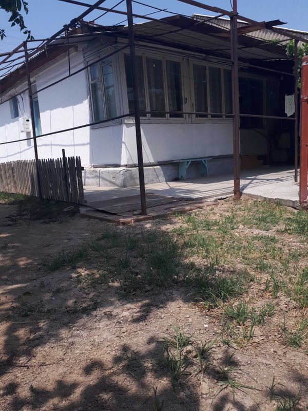 Коттедж с участком.