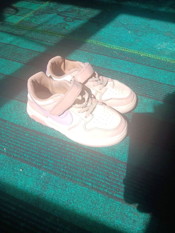 O'lchovi 35 qizbolalar uchun pushti va oq NIKE O'lchovi 35 qizbolalar uchun pushti va oq NIKE