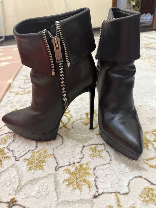 Оригинальные Полусапожки от бренда Saint Laurent Paris Оригинальные Полусапожки от бренда Saint Laurent Paris
