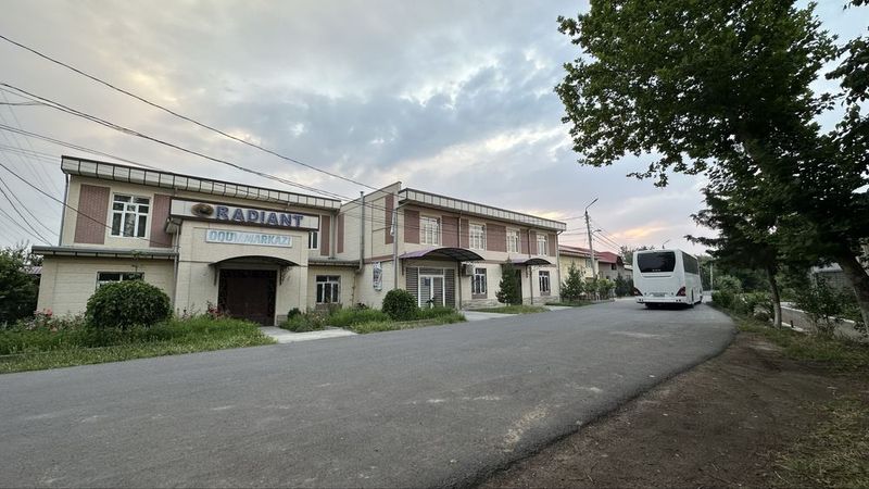 Бино сотилади йўл бўйида углавой жой жуда хам зўр жойлашув. Бино сотилади йўл бўйида углавой жой жуда хам зўр жойлашув.