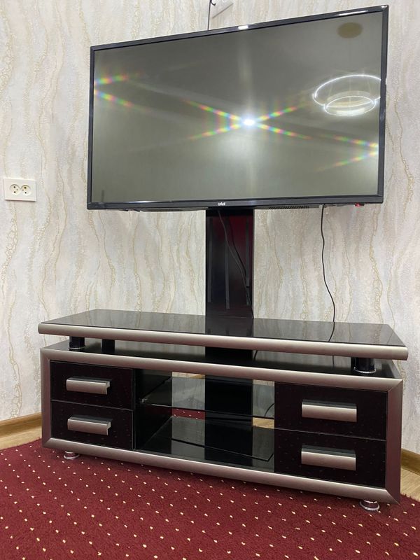 Televizor sotiladi padstavkasi bilan