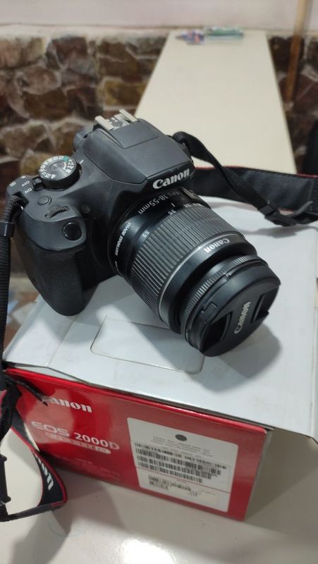 Цировые фотоаппарат Canon EOS 2000D