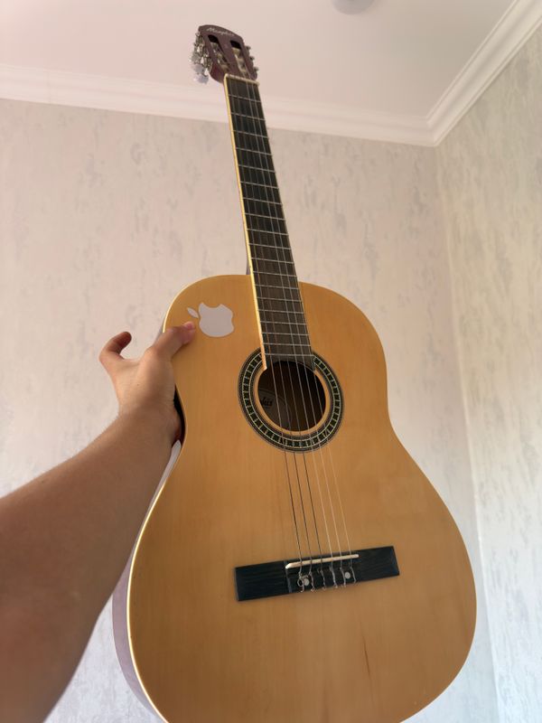 Gitara sotiladi 39talik yangi 2 oy ishlatilgan Gitara sotiladi 39talik yangi 2 oy ishlatilgan
