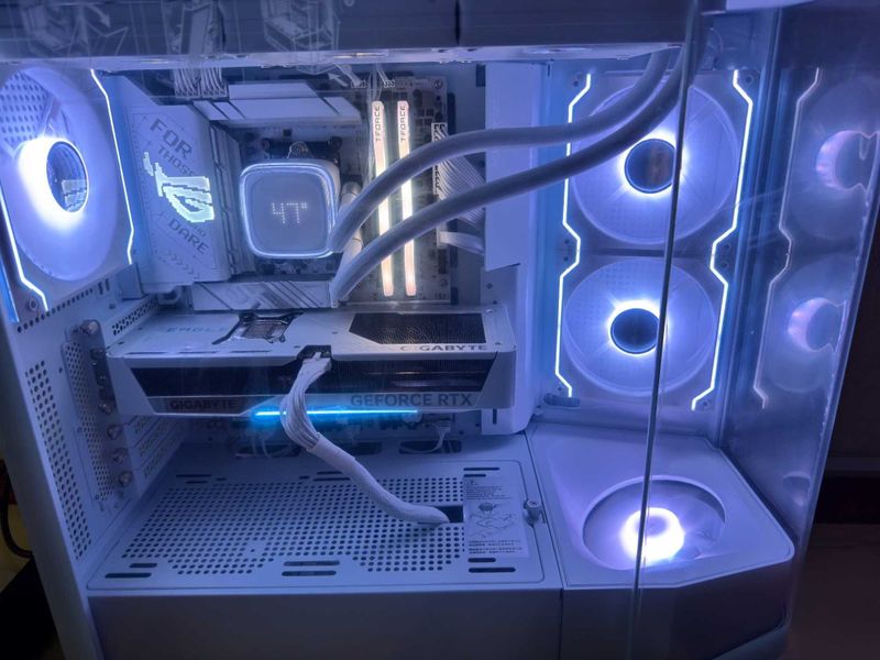 Продам игровой ПК (топовая белая сборка, 2025) Продам игровой ПК (топовая белая сборка, 2025)