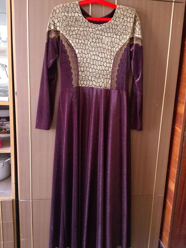 Vecherniy kuylak 46 razmer bir marta kiyilgan
