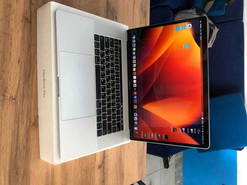 Macbook pro 15 inch 16GB / 512GB SSD Touchbar