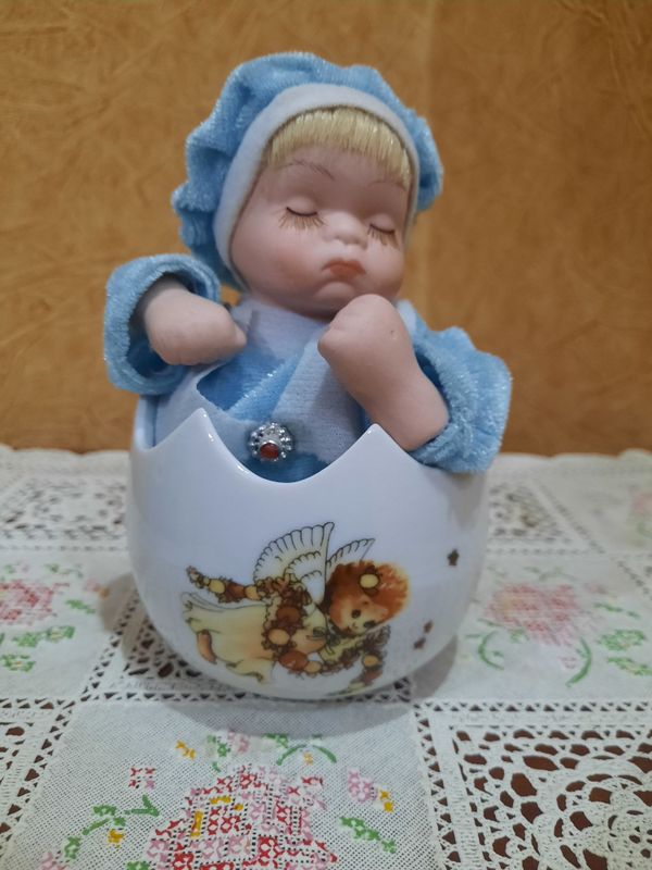 Фарфоровая, музыкальная кукла-младенец, в отличном состоянии и приятно Фарфоровая, музыкальная кукла-младенец, в отличном состоянии и приятно