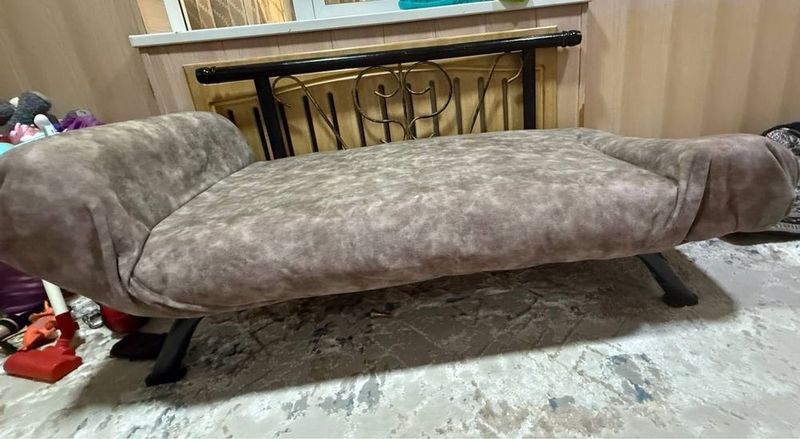 Продам диван овсеженный Продам диван овсеженный