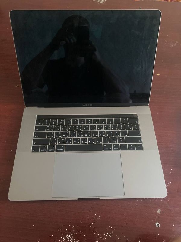 Macbook pro A1990 core i7 512 gb