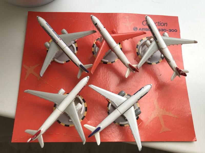Коллекция Airbus 330-300 из Киндер сюрприза Коллекция Airbus 330-300 из Киндер сюрприза