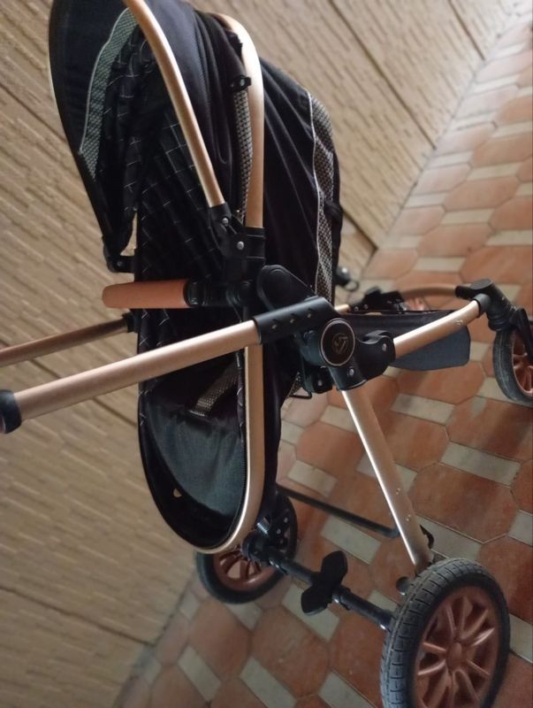 Kolyaska, avtokreslo va velik sotiladi. Holati yaxshi. Kolyaska, avtokreslo va velik sotiladi. Holati yaxshi.