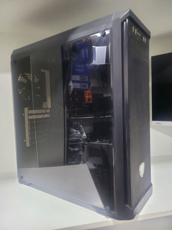 Cougar MX330 Case Akril Holati zo'r qirilgan joylari yoq Cougar MX330 Case Akril Holati zo'r qirilgan joylari yoq