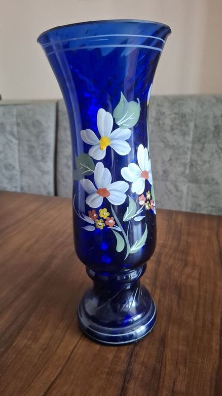 Продаю вазу,синее стекло 30 см. Продаю вазу,синее стекло 30 см.