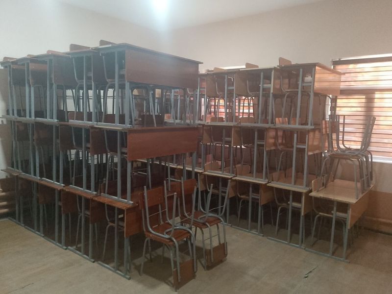 Parta,stul, doska, stollar sotiladi 60 kamplek Parta,stul, doska, stollar sotiladi 60 kamplek