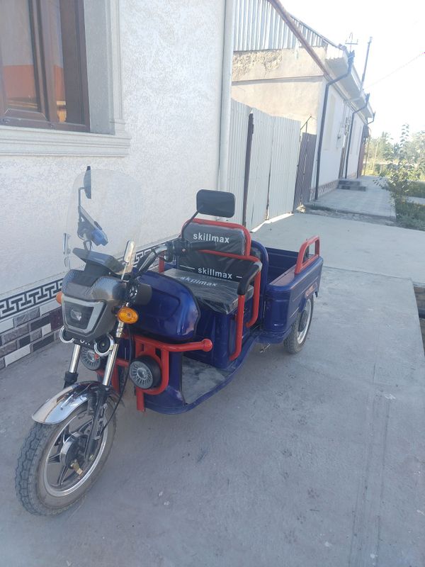 Mototsikl ayol kishilar uchun va yoshi kattalar uchun juda zor Mototsikl ayol kishilar uchun va yoshi kattalar uchun juda zor