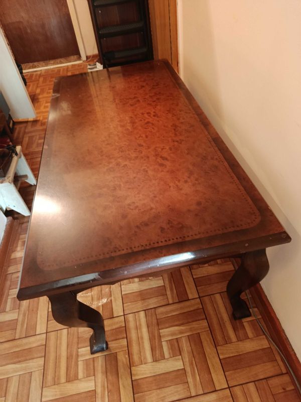 Продам стол с фигурными ножками.