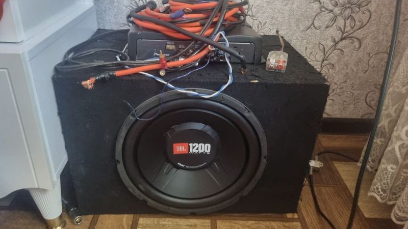 JBL сабуфер 1200 watts ORIGINAL