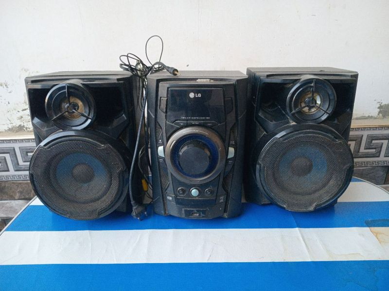 Аудиосентр холати яхши, овозлари зур, usb, aux, disk уқийди Аудиосентр холати яхши, овозлари зур, usb, aux, disk уқийди