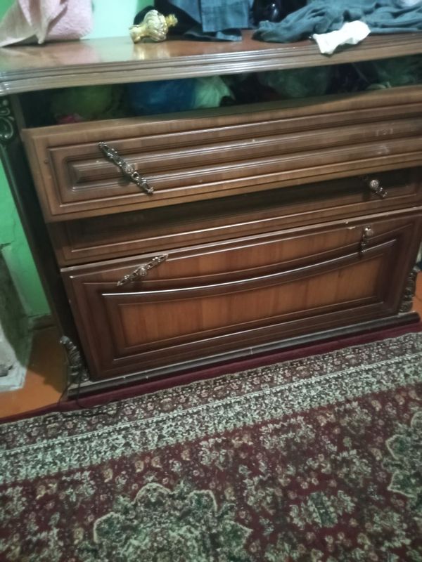 Yaxshi holatdagi yog‘och mebellar sotiladi. Krovat, 2 ta tumba, katta Yaxshi holatdagi yog‘och mebellar sotiladi. Krovat, 2 ta tumba, katta