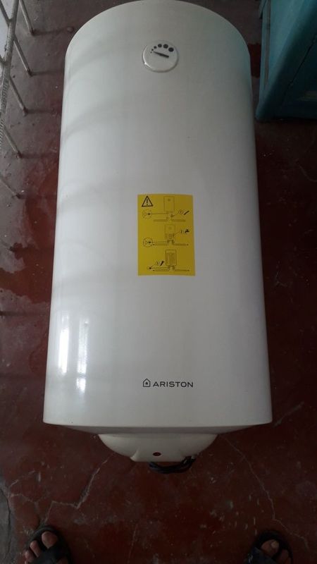 Ariston 100л б/у почти новый Ariston 100л б/у почти новый