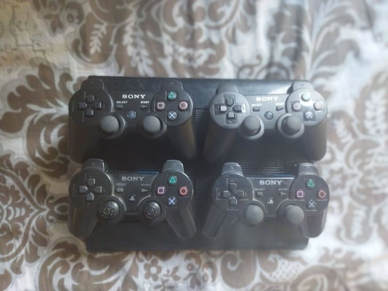 Sony ps3 sotiladi 4 joystik