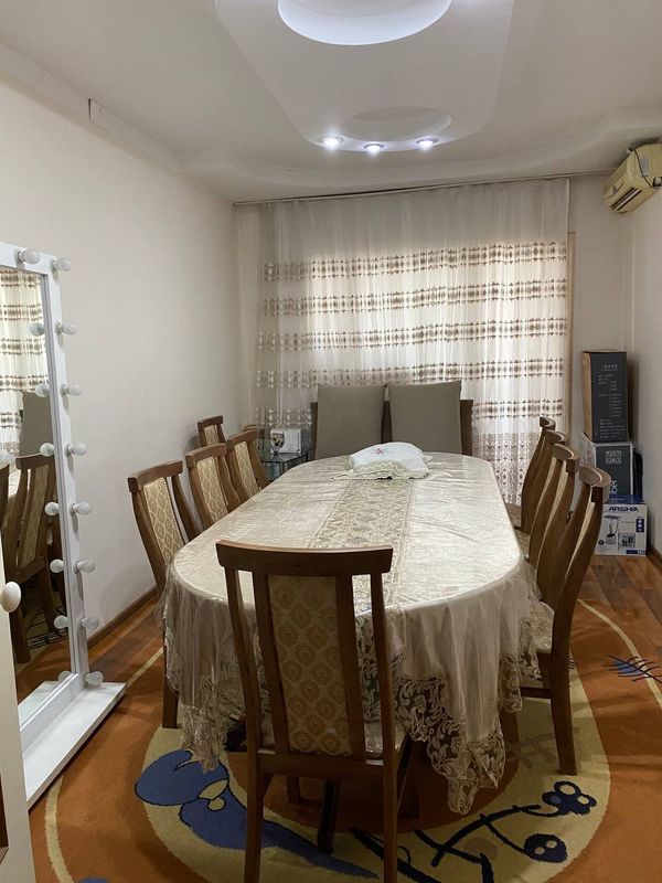 Продаётся стол и стулья на 12персон