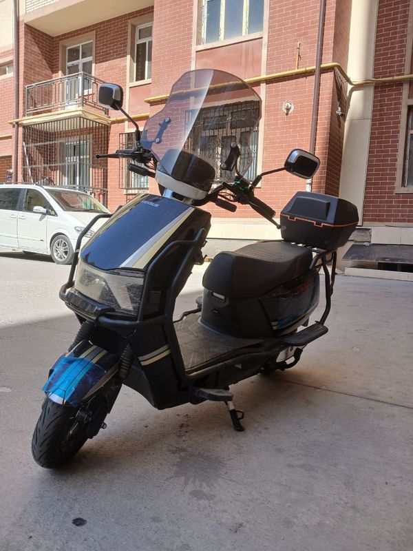 Nexus skuter qora