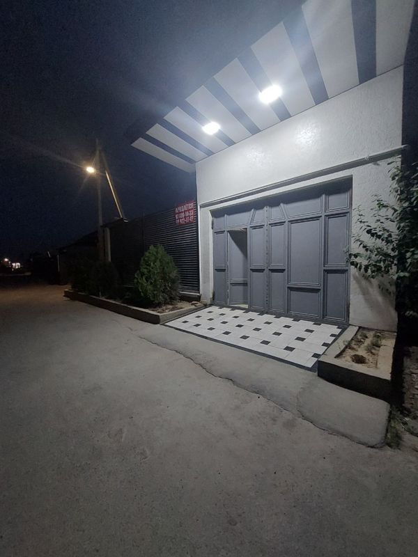 Hovli sotiladi,6xona,3sotix,poltarashka uy,podvol ham bor Hovli sotiladi,6xona,3sotix,poltarashka uy,podvol ham bor