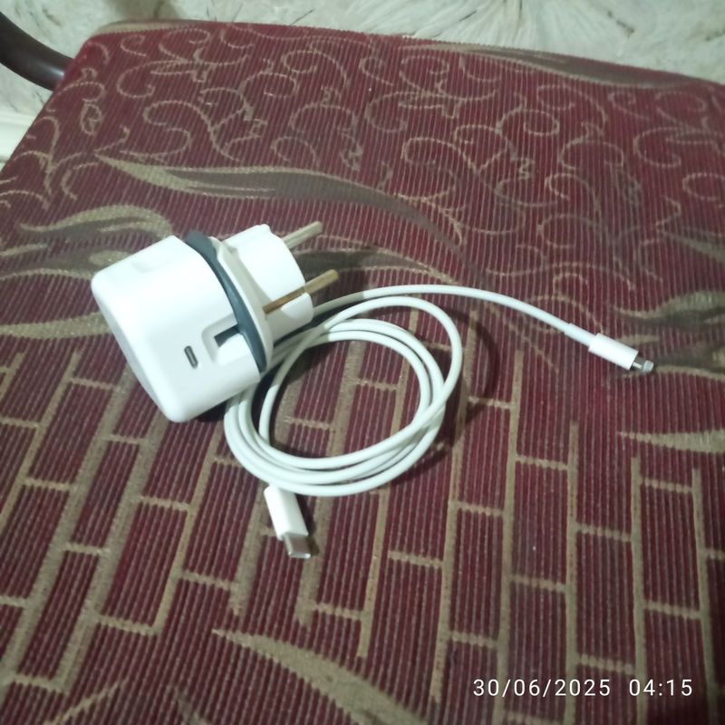 Iphoneni original zaryadchi sotiladi 2hafta ishlatilgan deyarli yangi Iphoneni original zaryadchi sotiladi 2hafta ishlatilgan deyarli yangi
