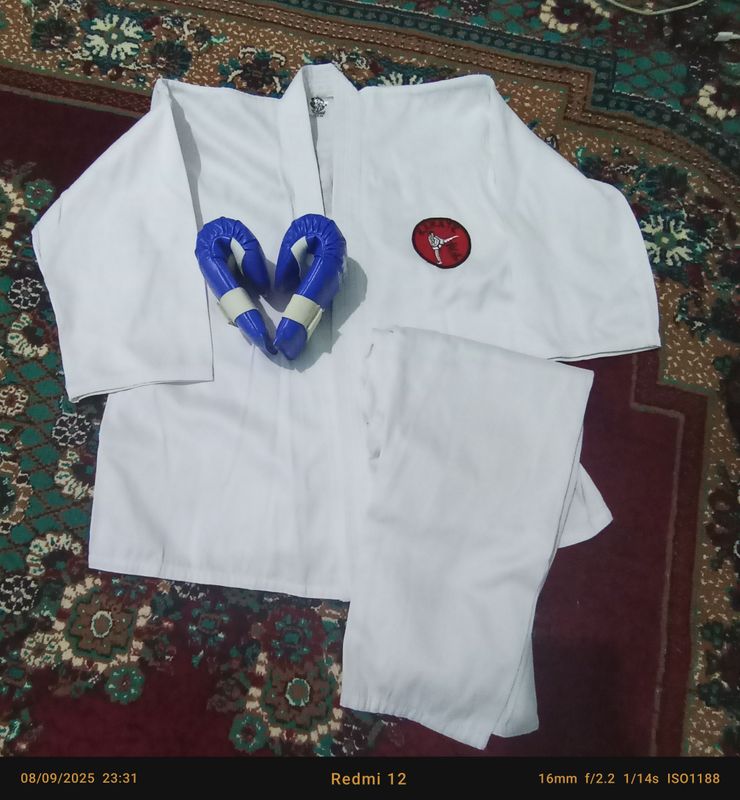 karate uchun kimano va parchatki, kiyilmagan , karate uchun kimano va parchatki, kiyilmagan ,