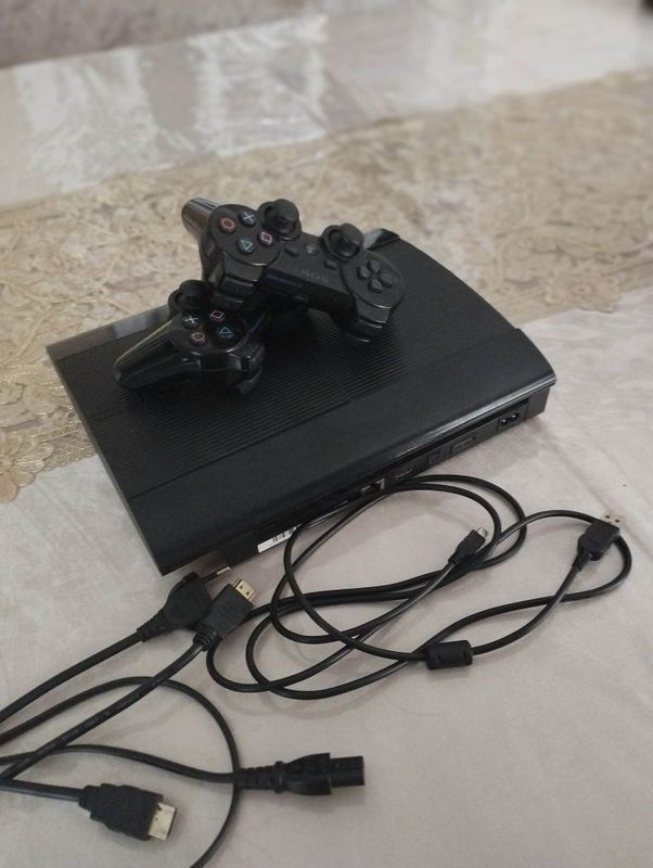 Playstation 3. И два контроллера Playstation 3. И два контроллера