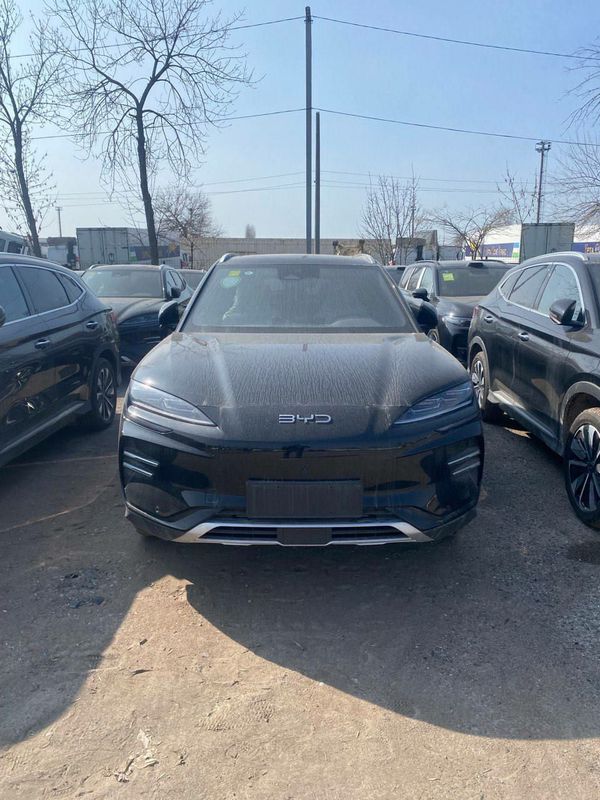 BYD 605 Smart Champion qora toshkent avtosalonda
