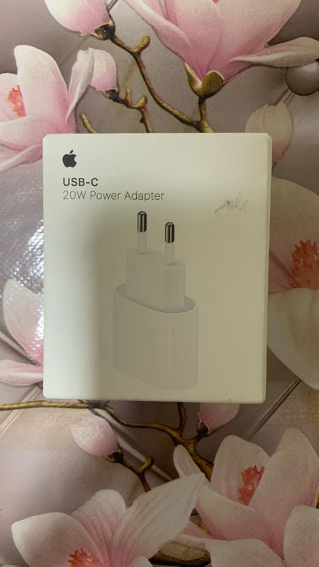 iPhone adabtri o’zi yengi tez zaryadka qiladi iPhone adabtri o’zi yengi tez zaryadka qiladi