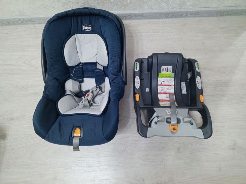 Авто кресло Chicco 0-6 мес в отличном состоянии