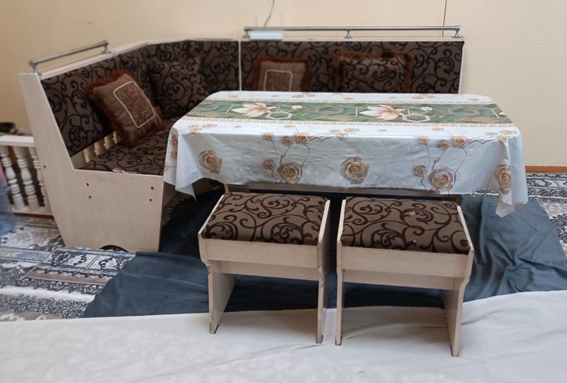 Продается кухонный уголок с откидными сидением