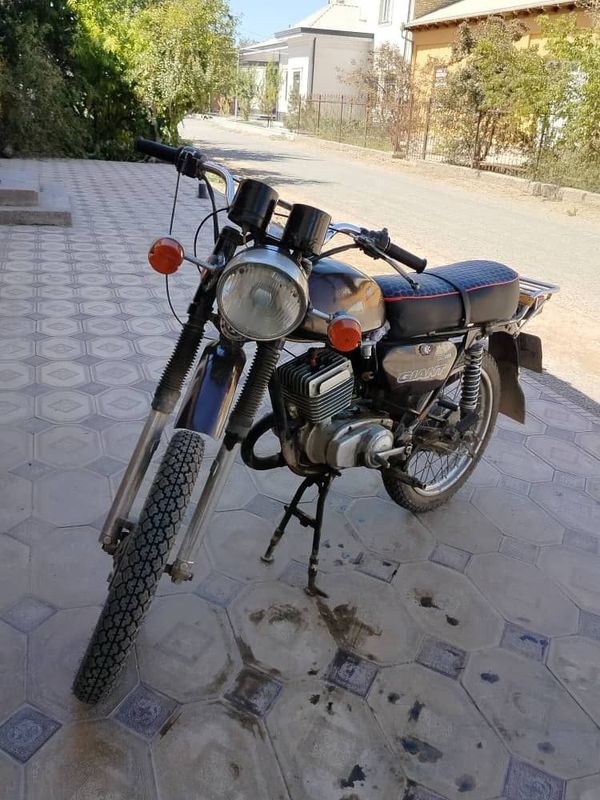 Motosiklni holati zo'r aybi yo'q indiskiy motor balonlari yangi Motosiklni holati zo'r aybi yo'q indiskiy motor balonlari yangi