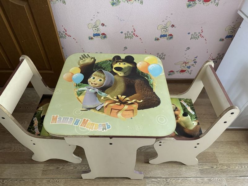 Продаю детский стол со стульчиками