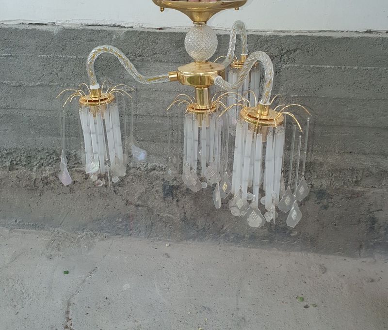 Lustra 2x ishlatilga sotiladi Lustra 2x ishlatilga sotiladi