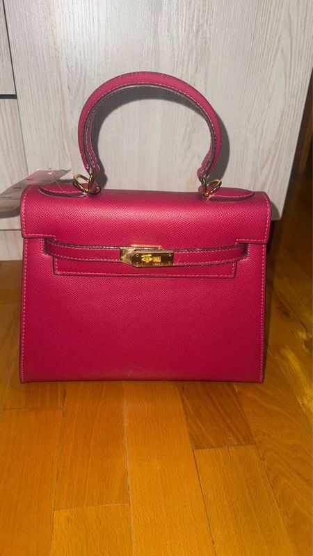 Сумка Hermes 24 см, ярко розового цвета, имеется длинный ремешок, замо Сумка Hermes 24 см, ярко розового цвета, имеется длинный ремешок, замо