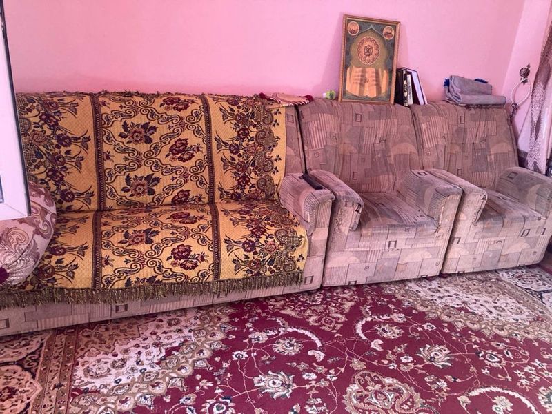 Диван креслолар холати урта диван хам шундай хеч каери йиртилмаган Диван креслолар холати урта диван хам шундай хеч каери йиртилмаган