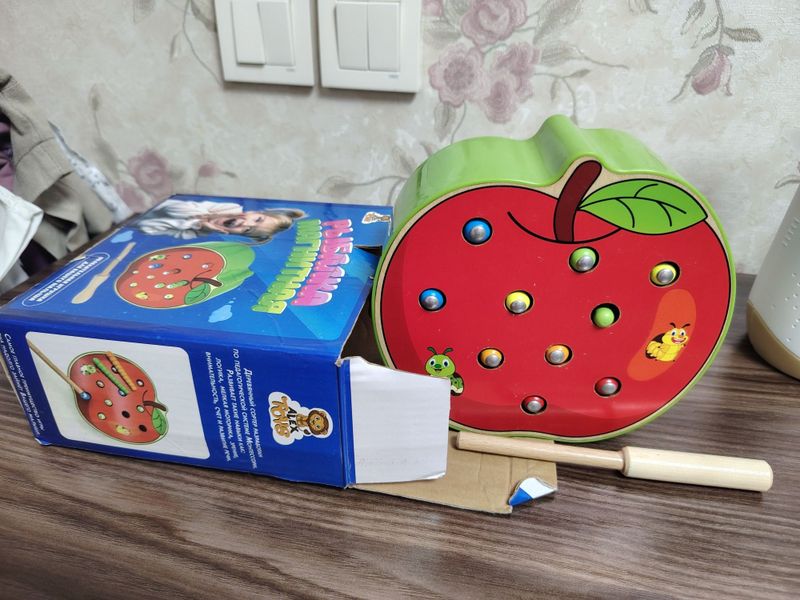 Продам деревянную игрушку яблоко с червячками Продам деревянную игрушку яблоко с червячками