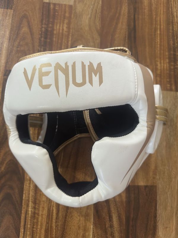 VENUM oq shlem sotiladi yangi VENUM oq shlem sotiladi yangi