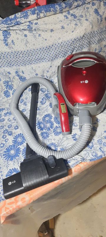 Продаётся пылесос LG.
