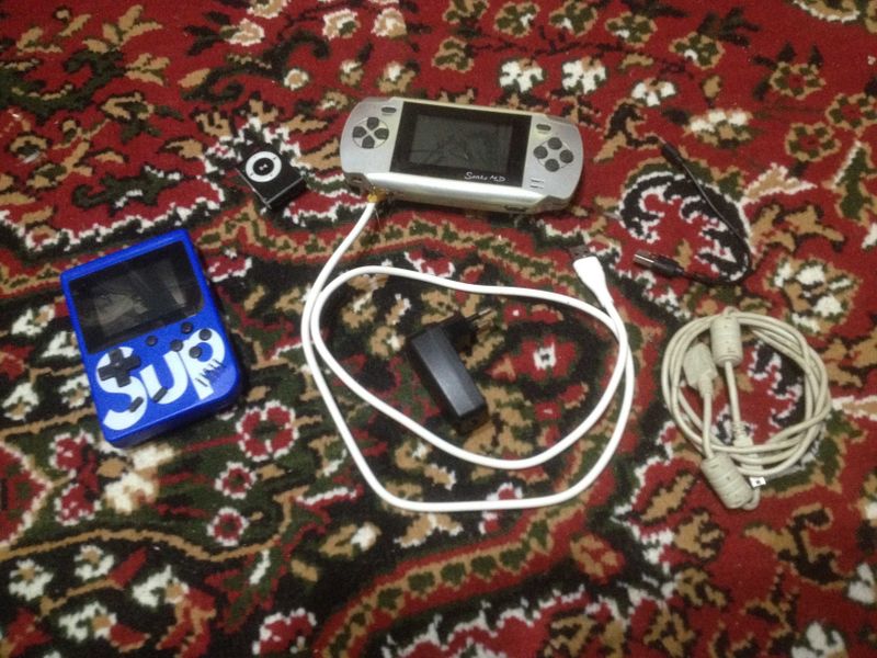Китайские портативные приставки Dendy Sega и mp3 плеер
