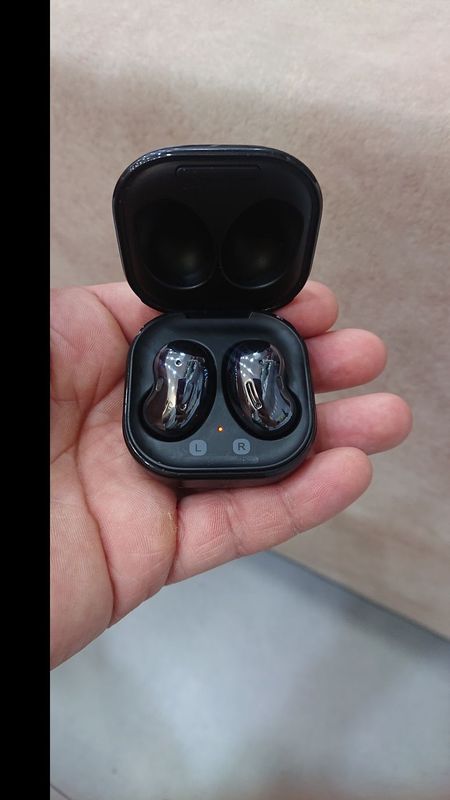 Samsung buds live srochna sotiladi Samsung buds live srochna sotiladi